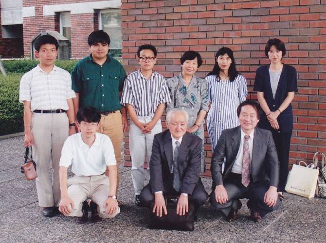 講演後、教室の学生や家族と 講演後、教室の学生や家族と