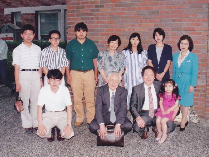 講演後、教室の学生や家族と 講演後、教室の学生や家族と