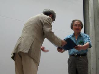 名誉会員の称号を授与される 名誉会員の称号を授与される