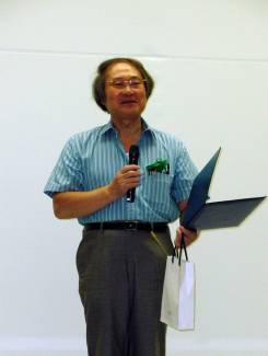 名誉会員の称号を授与される 名誉会員の称号を授与される