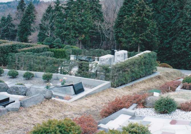 初春の墓所