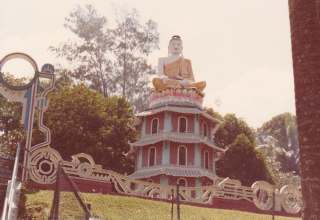 パゴダの上に座る仏像