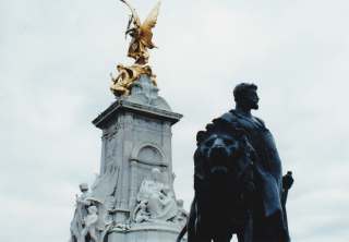 バッキンガム宮殿  ヴィクトリア女王記念碑  