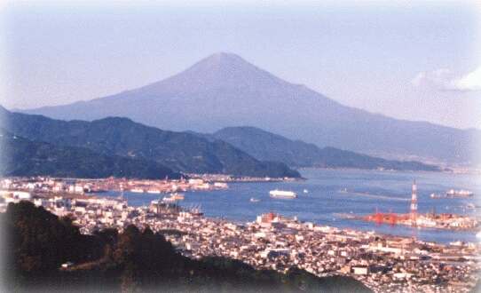 駿河湾から見た富士山（望月則行氏撮影）