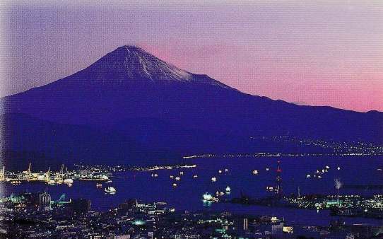 駿河湾から見た富士山（望月則行氏撮影）