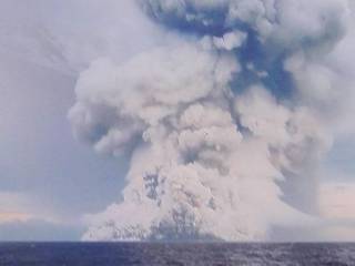 トンガの大規模火山爆発による津波発生