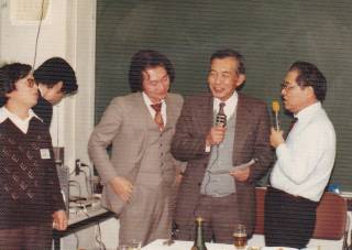 左より、 遠藤助手、荒川、星　猛教授、 酒井文徳教授