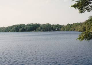 チャップマン湖の湖畔にある山荘
