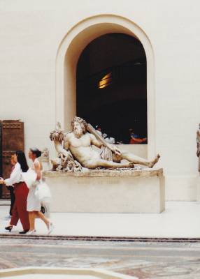 ルーブル美術館入口