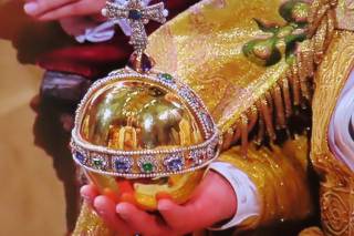 国王が君主の宝珠を受け取る