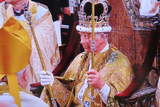王冠をいただき、王笏を両手に持ったチャールズ3世