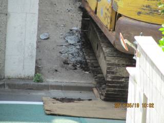 悪質な解体工事による道路の破損