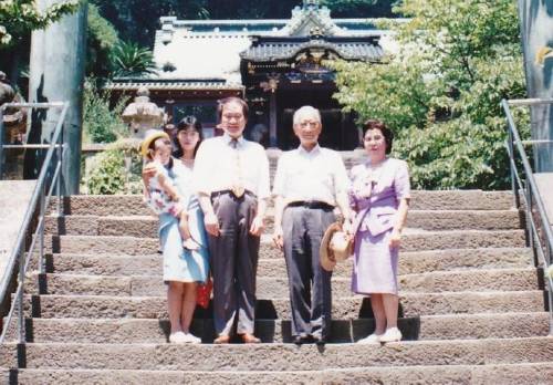 講演前、家族と久能山東照宮を参拝