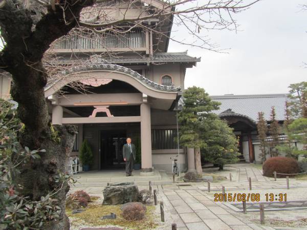 8代目高忠創設・宗仙寺本堂前で 8代目高忠創設・宗仙寺本堂前で