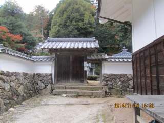 京極家墓所入り口